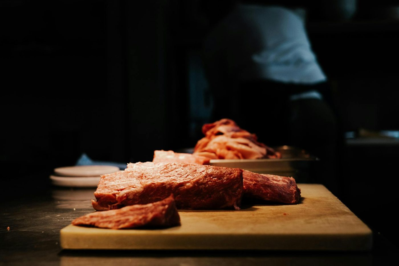 Morceaux de boeuf cru parés et posés sur une planche de découpe, Maison Bréval